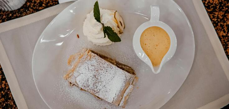 Idealny strudel jabłkowy: jak go zrobić, by się nie rozpadł?