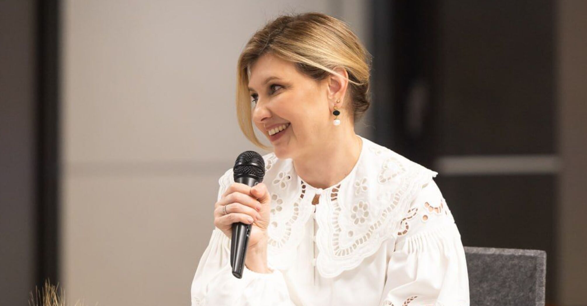 During her visit to Slovenia, Zelenska dressed in an original lace embroidery. Photo