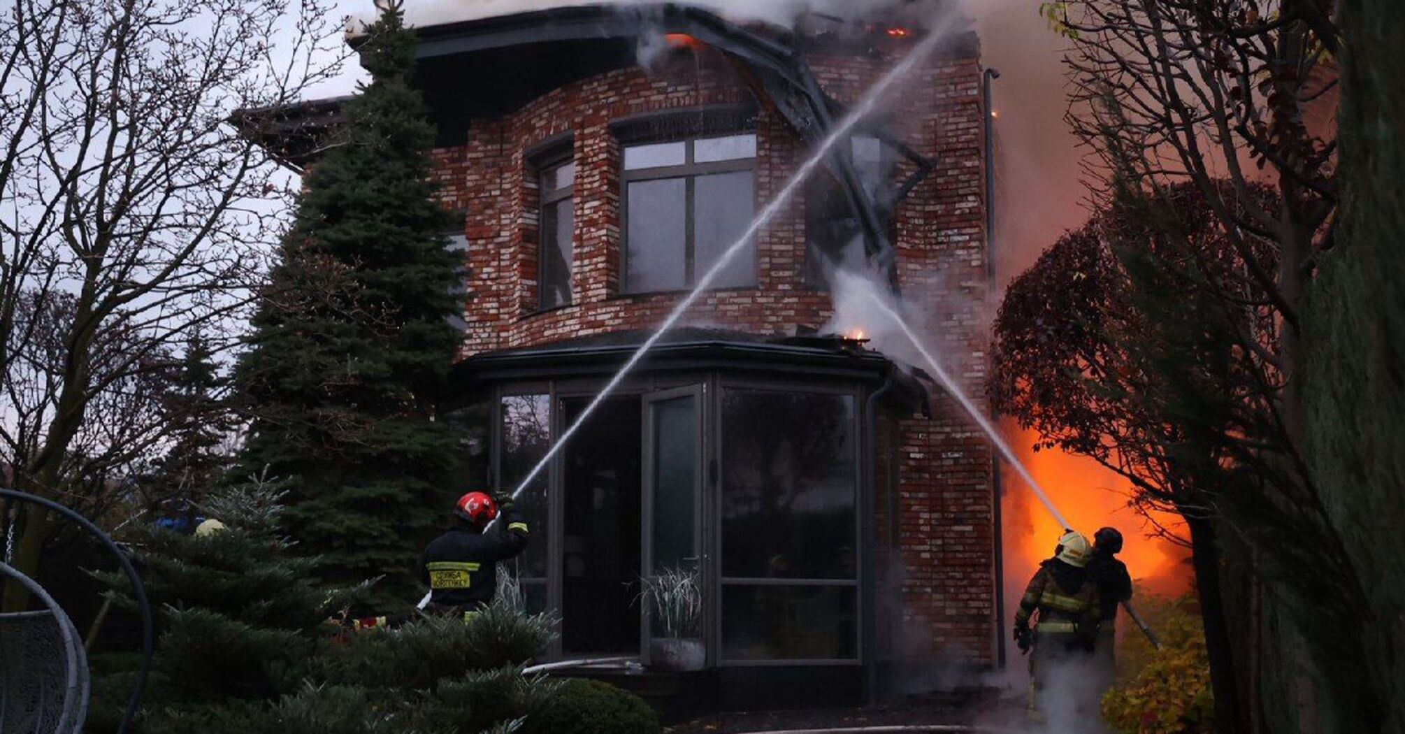 Okupanci uderzyli w Dniepr: uszkodzono przedsiębiorstwo i centrum rehabilitacji, są ranni. Zdjęcia