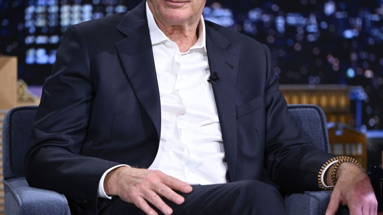 Richard Gere pokazał środkowy palec prowadzącemu: żenada na żywo. Wideo