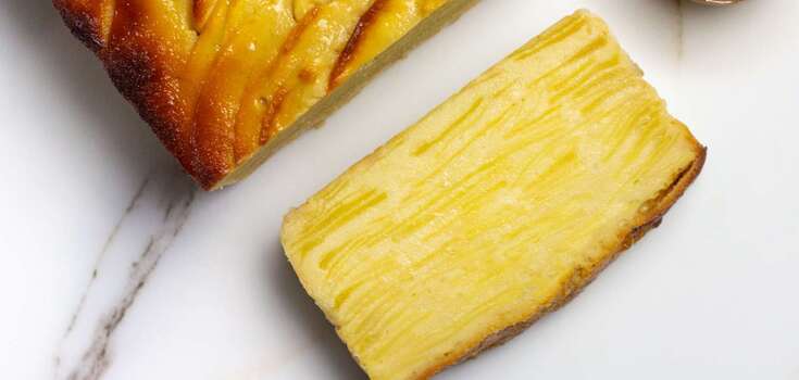 French apple pie with almost no flour: a recipe for a light and delicate dessert