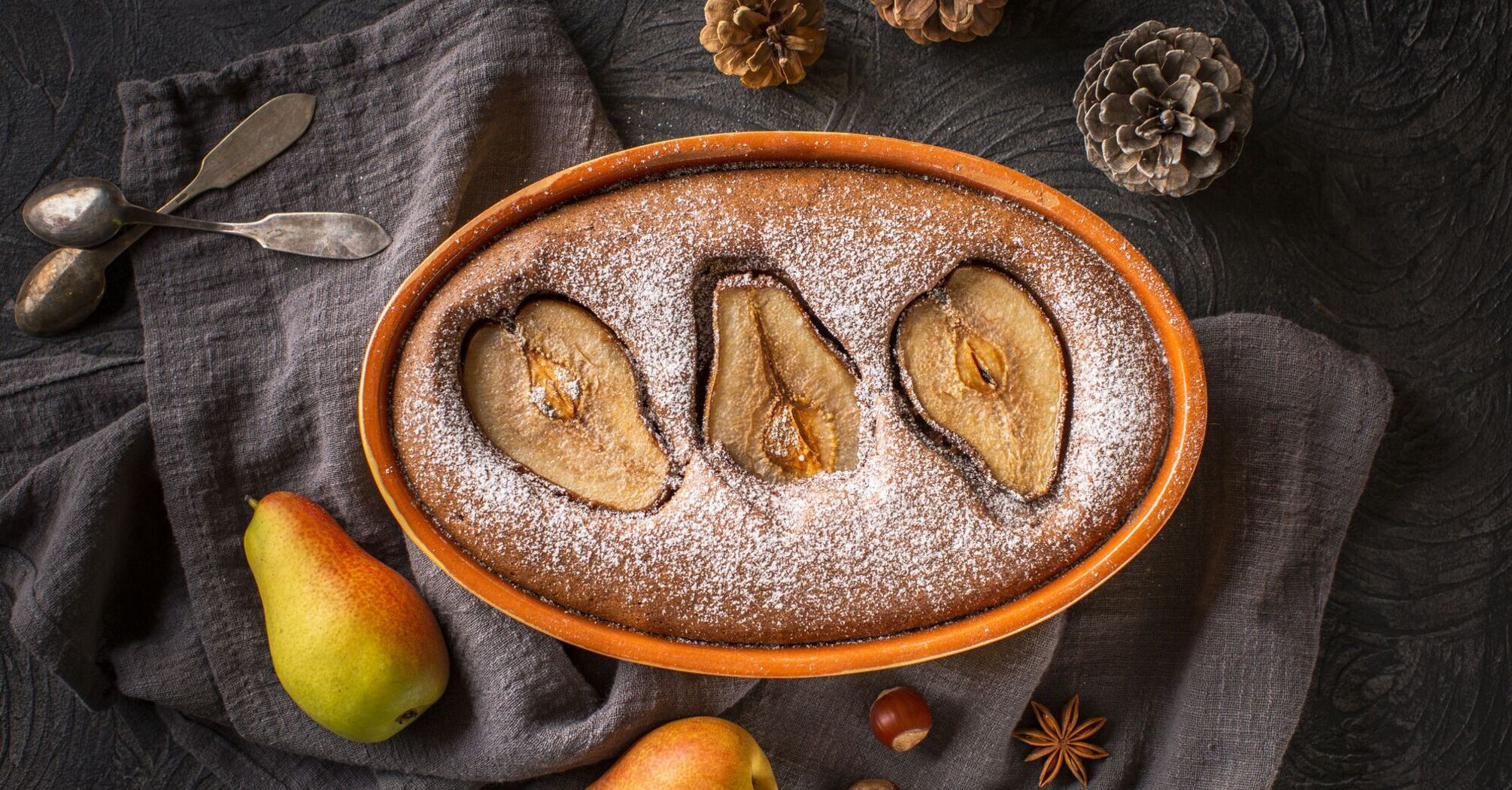 Chocolate-covered cake with spiced pears and crunchy nuts: a truly atmospheric recipe