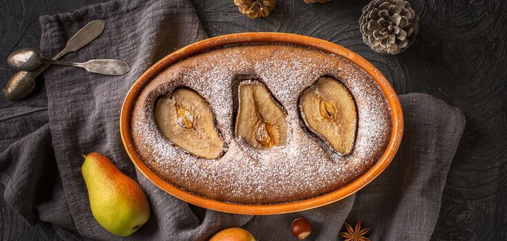 Chocolate-covered cake with spiced pears and crunchy nuts: a truly atmospheric recipe