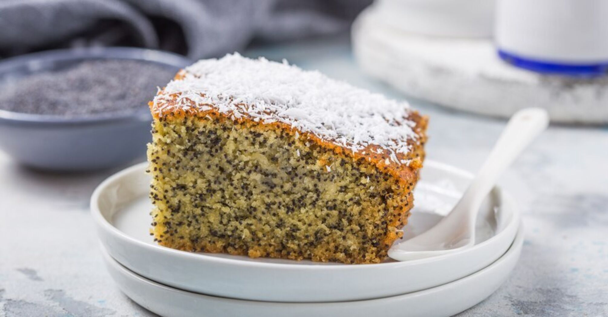 Delicious homemade cake without flour: add chocolate drizzle on top