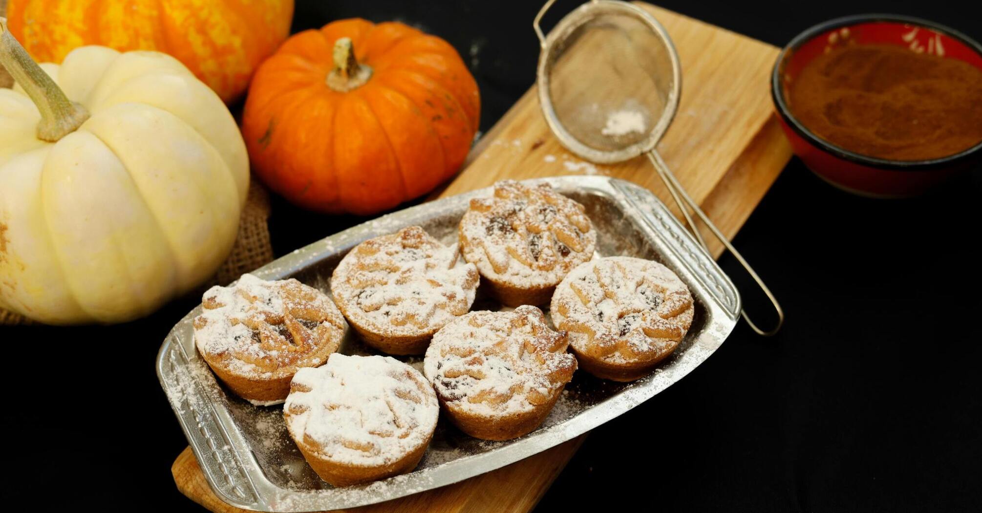 While the season is underway: how to make mini pumpkin muffins with berries