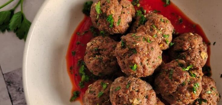 What to cook for lunch from minced meat: the idea of universal meatballs for potatoes, porridge and pasta