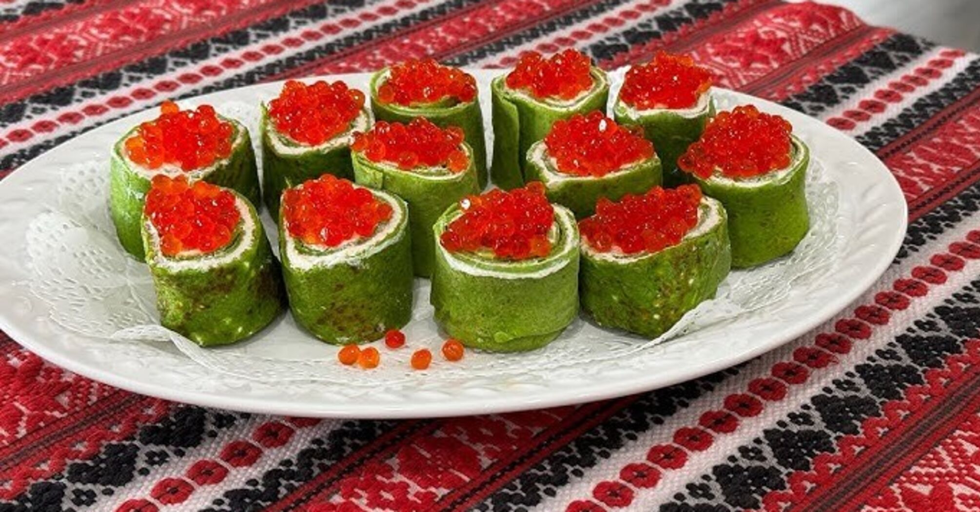 Festive green pancakes with red caviar: be sure to prepare an appetizer for the New Year 2025