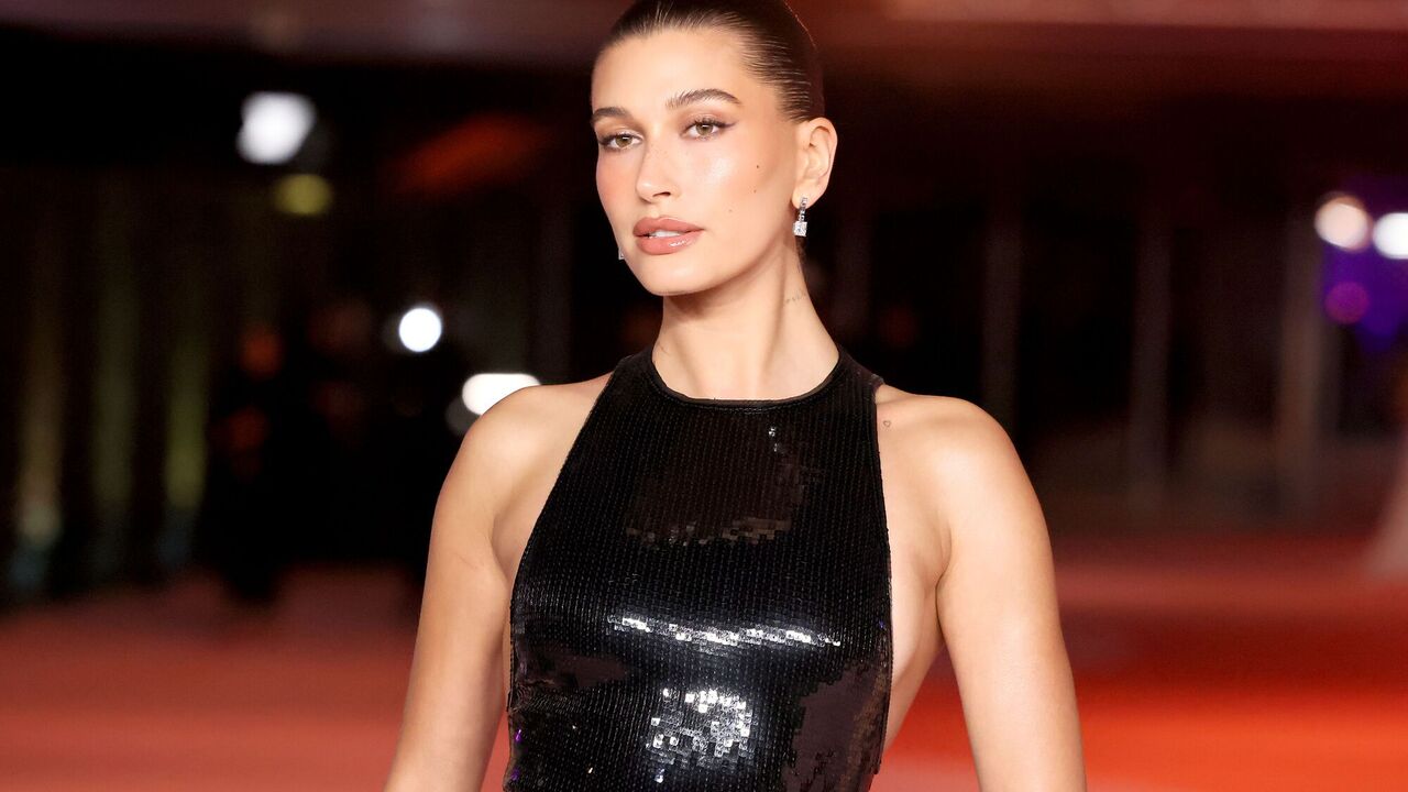Nieoczekiwany zimowy trend: Hailey Bieber pokazuje idealny kolor manicure na święta