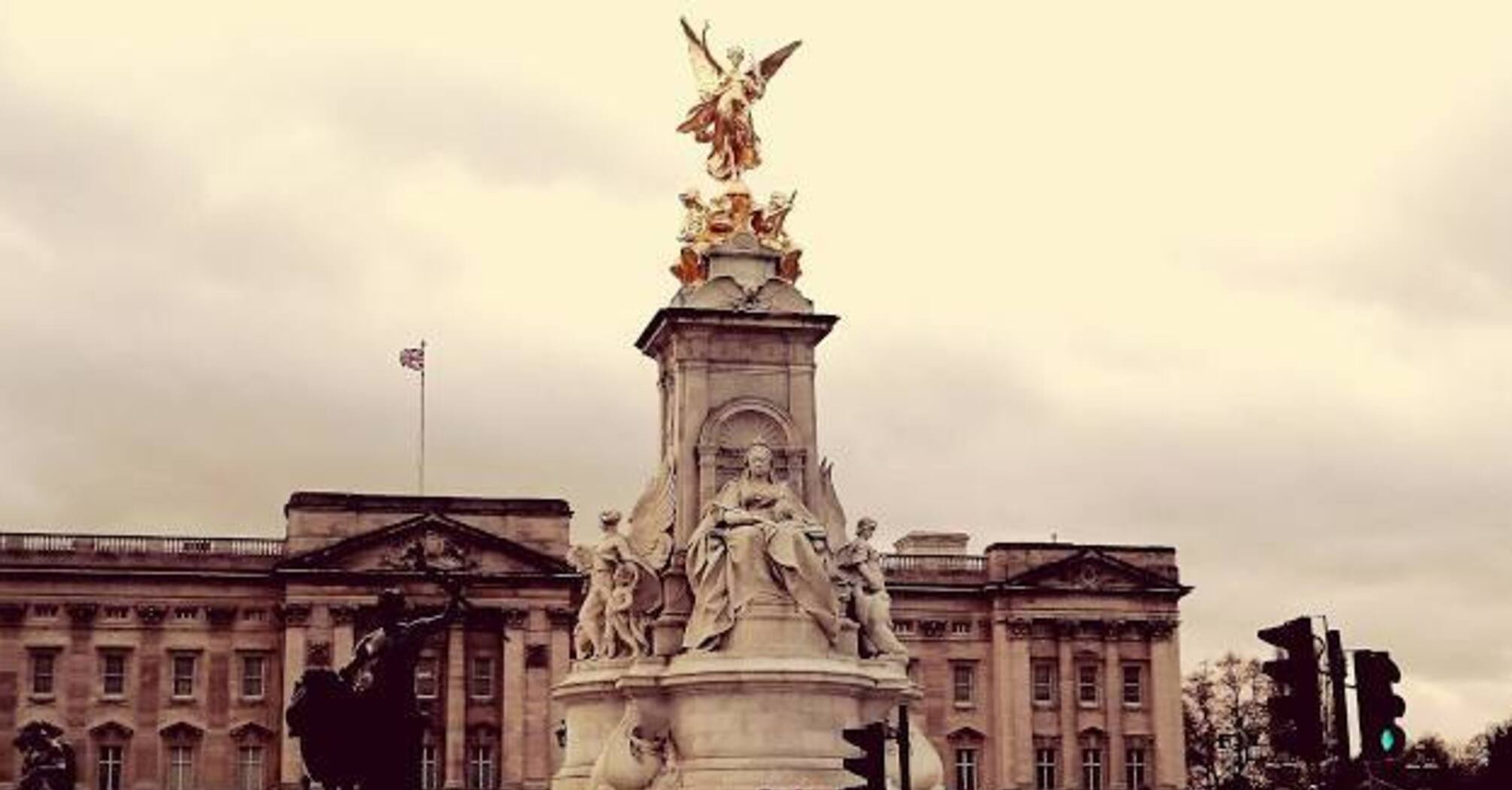 Букингемский дворец в Лондоне закрывается на два года: что случилось