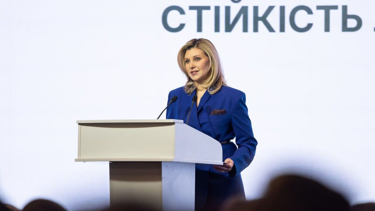 Polka dot handkerchief and two of most fashionable colors this season: Zelenska shows off new trendy look. Photo