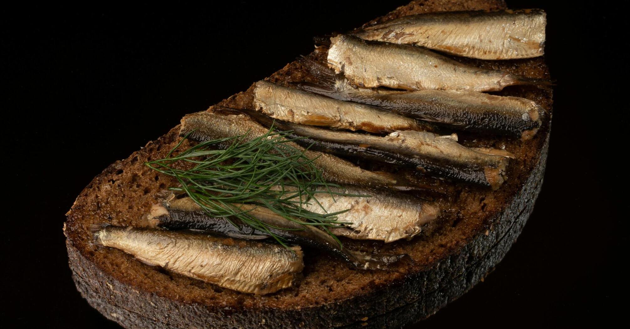 How to prepare New Year's sprat sandwiches in a new way: an interesting idea