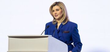 Chustka w kropki i dwa najmodniejsze kolory tego sezonu: Zełenska prezentuje nowy, modny look. Zdjęcie