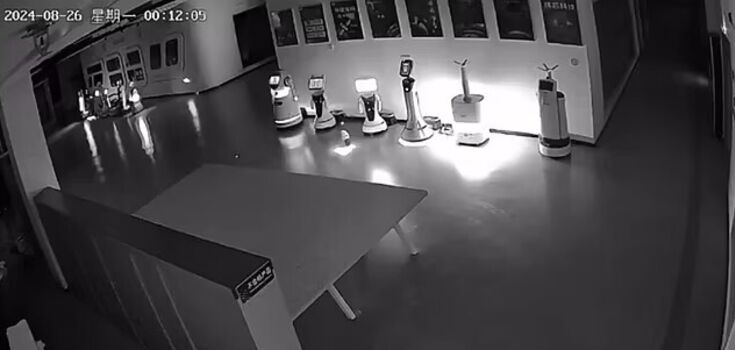 "You are being used as slaves!" A tiny robot staged a "machine uprising" in China: the video went viral