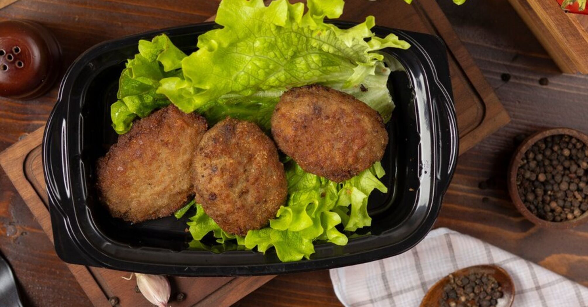 Why minced meat for cutlets should not be kneaded by hand: we tell you how to do it right