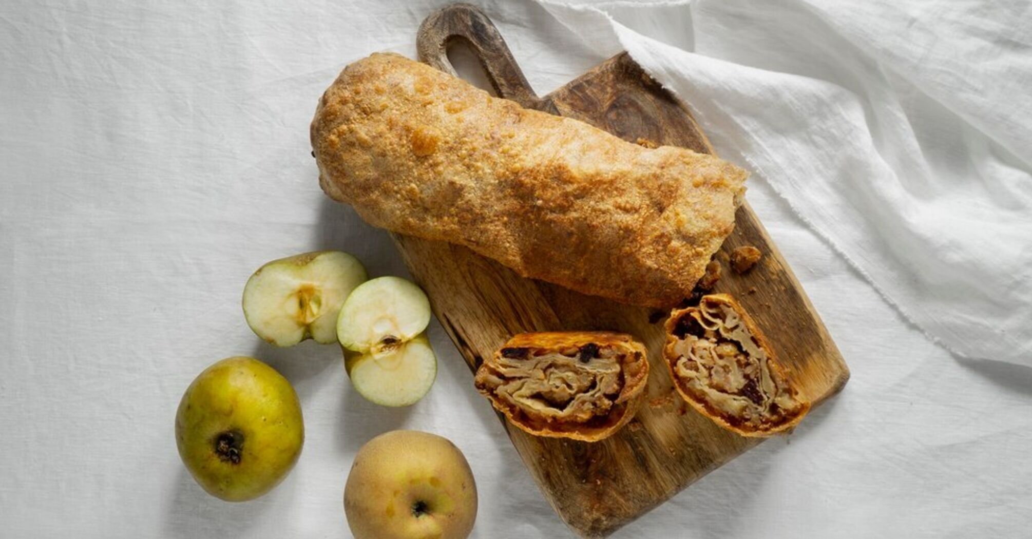 Fragrant apple strudel made from phyllo dough: how to make an elementary dessert for tea