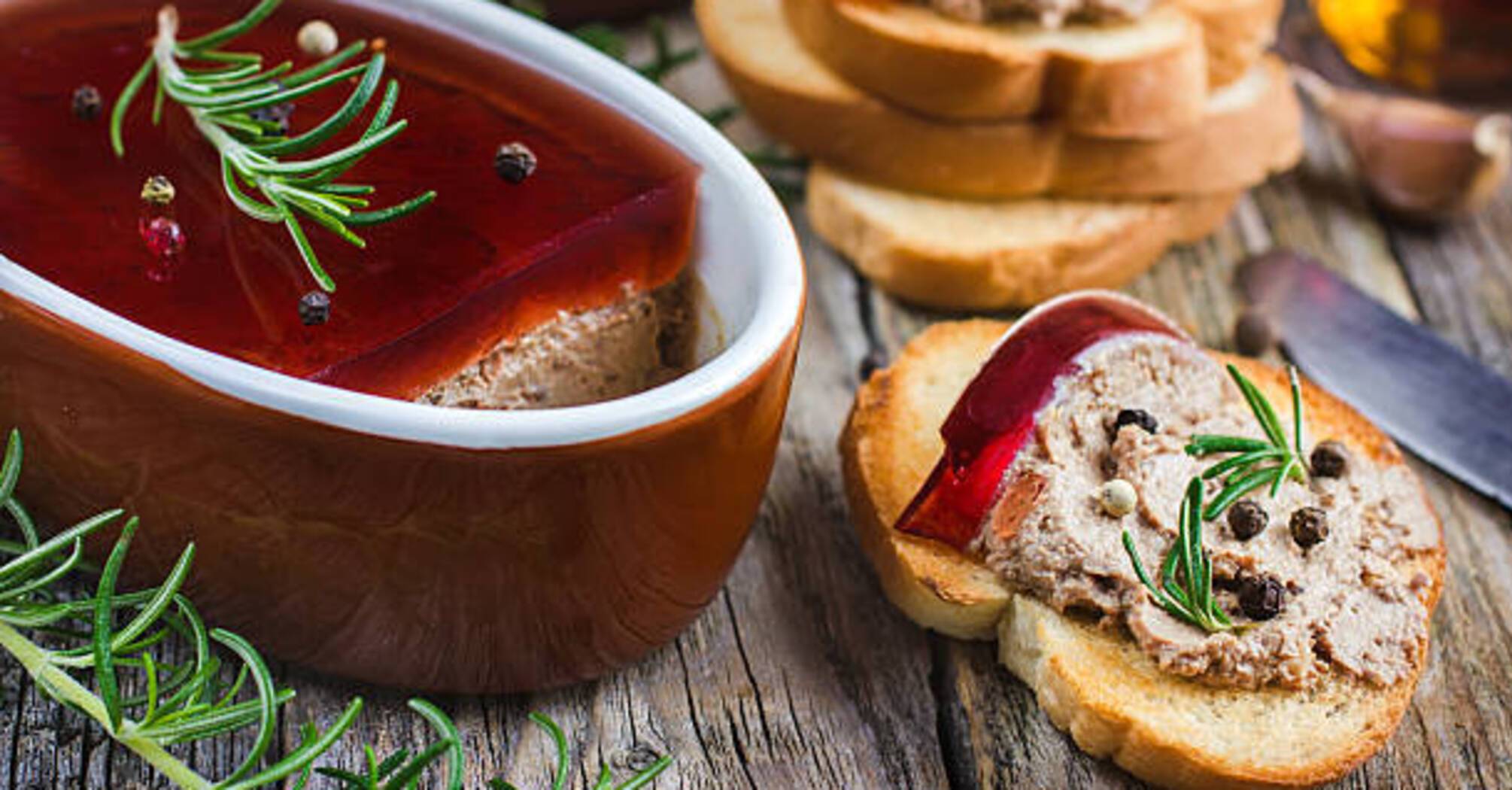 Gourmet liver pate with pomegranate for the New Year's table: how to make a delicious appetizer