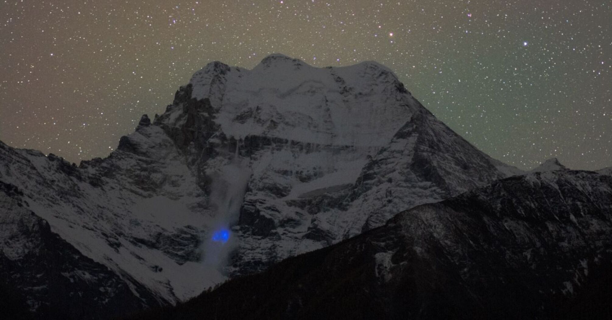 Mysterious blue light: a photographer wanted to 'catch' the stars, but captured a strange electromagnetic phenomenon