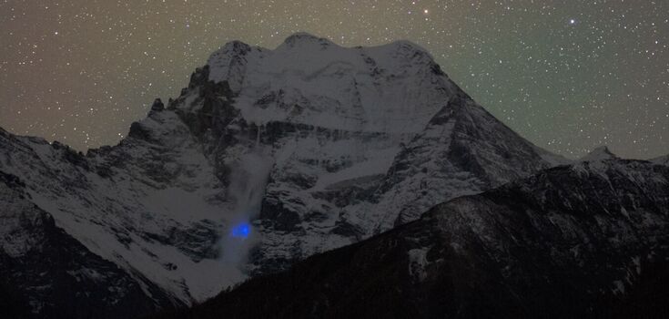 Mysterious blue light: a photographer wanted to "catch" the stars, but captured a strange electromagnetic phenomenon