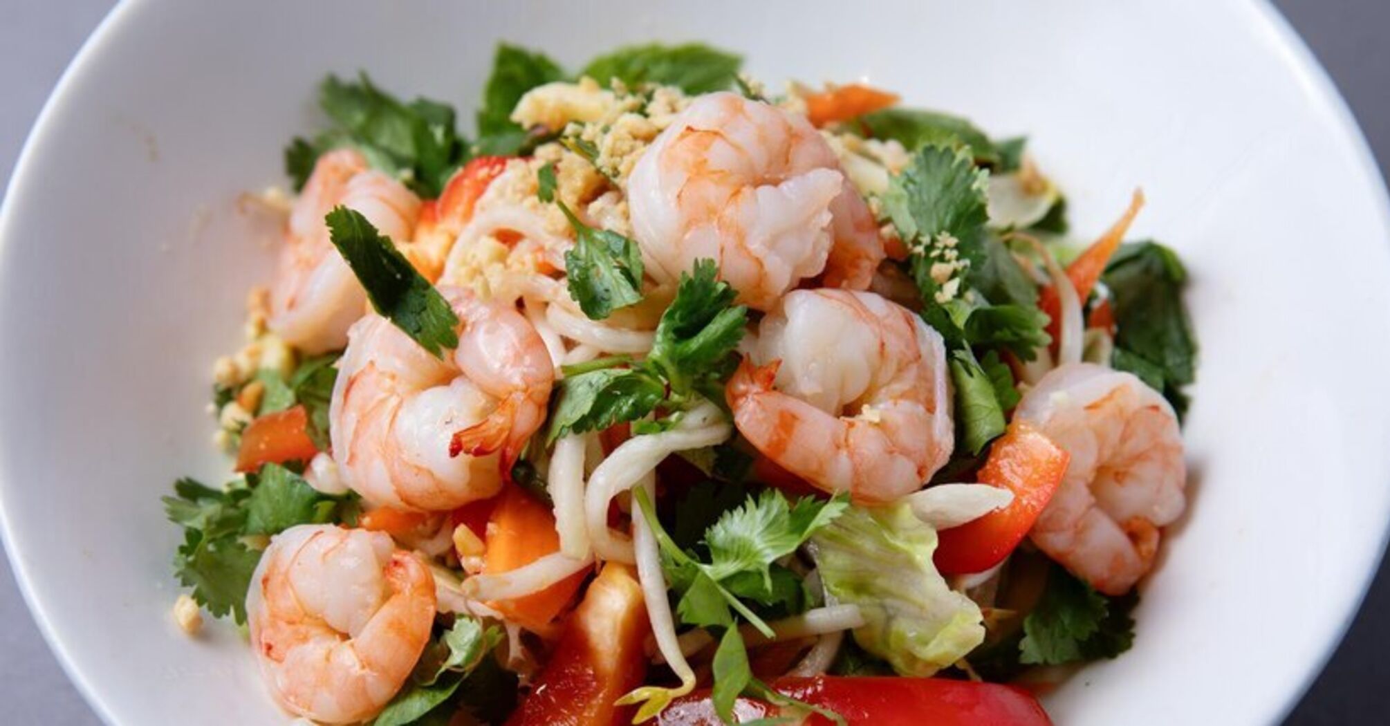 What a delicious salad to make with shrimp: a variant of a light holiday dish