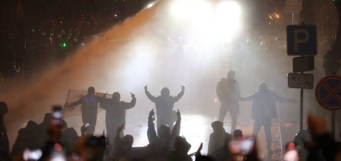 Communal workers dismantle barricades in Tbilisi as police brutally disperse Georgian "Maidan". Photo and video