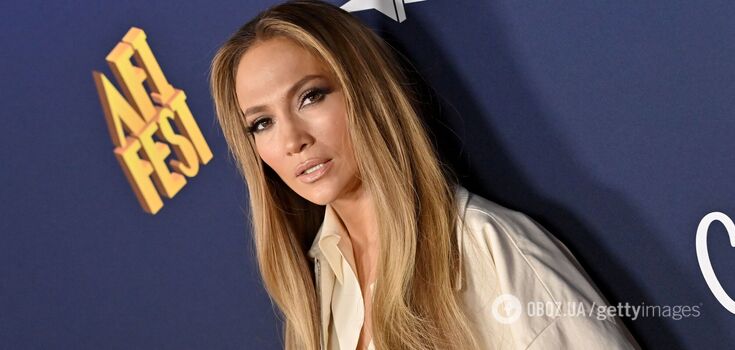 An original choice: Jennifer Lopez shows what shoes to wear with trendy wide leg pants