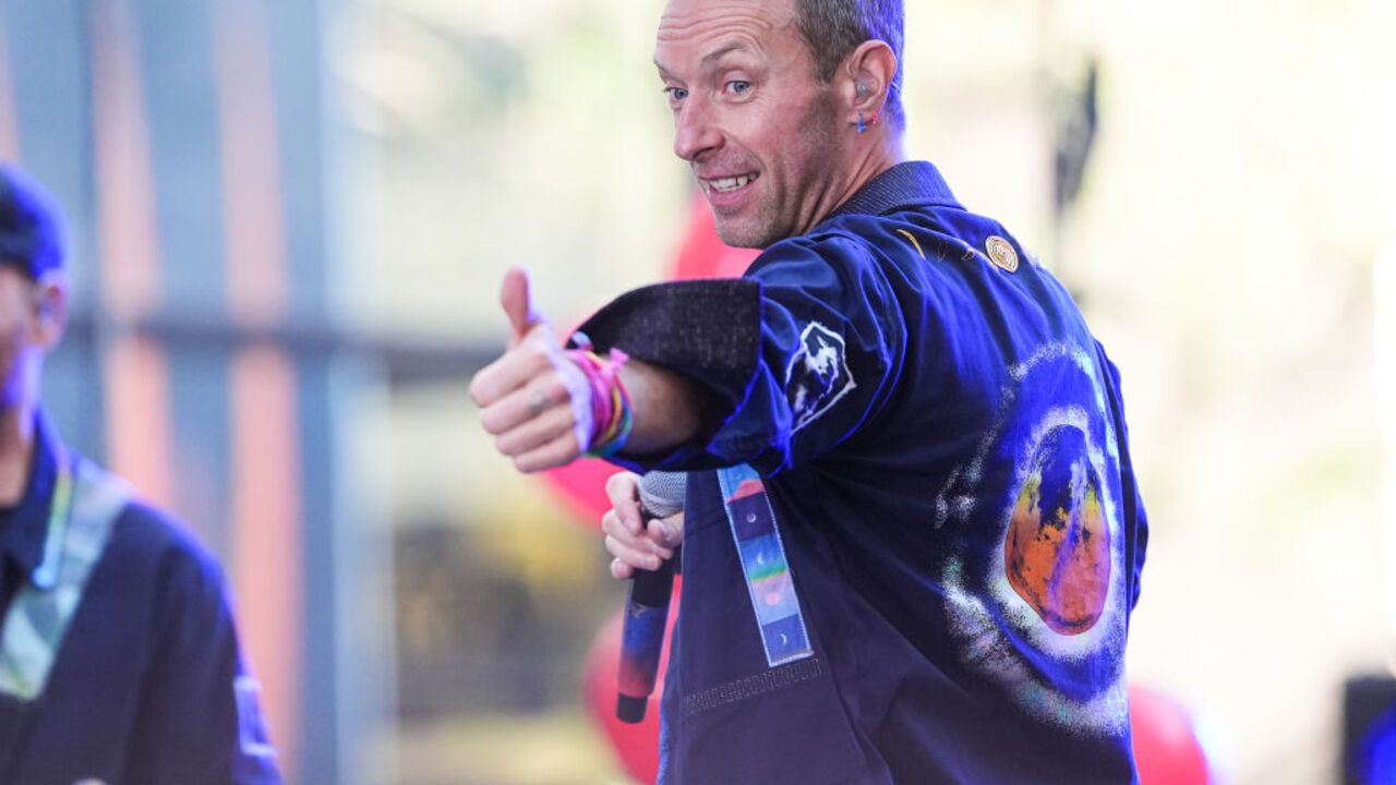 Chris Martin z Coldplay wpadł do dołu na środku sceny: cudem uniknął obrażeń. Wideo