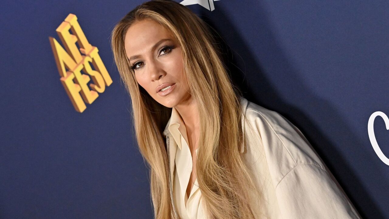 Oryginalny wybór: Jennifer Lopez pokazuje jakie buty nosić do modnych spodni z szerokimi nogawkami