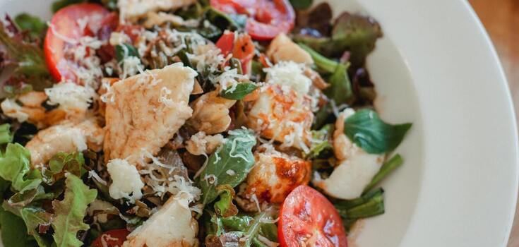 Warm salad with chicken and vegetables: how to cook a delicious dish quickly and easily