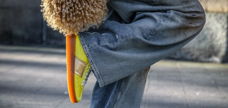 Bright sneakers suddenly became the most fashionable sports shoes of the season: what color is in trend