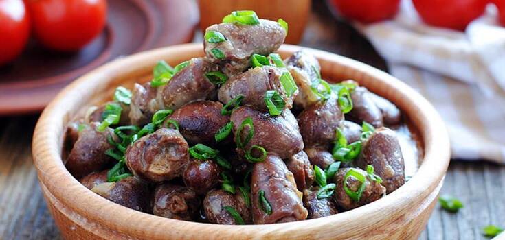 Stewed chicken hearts for lunch with mashed potatoes: better than cutlets and chops