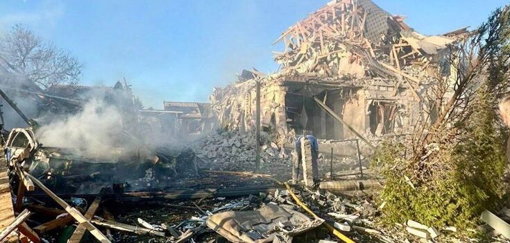 The occupiers launched a massive attack on Zaporizhzhia: there were hits on houses and a hospital, 4 people were killed and many wounded. Photos and videos