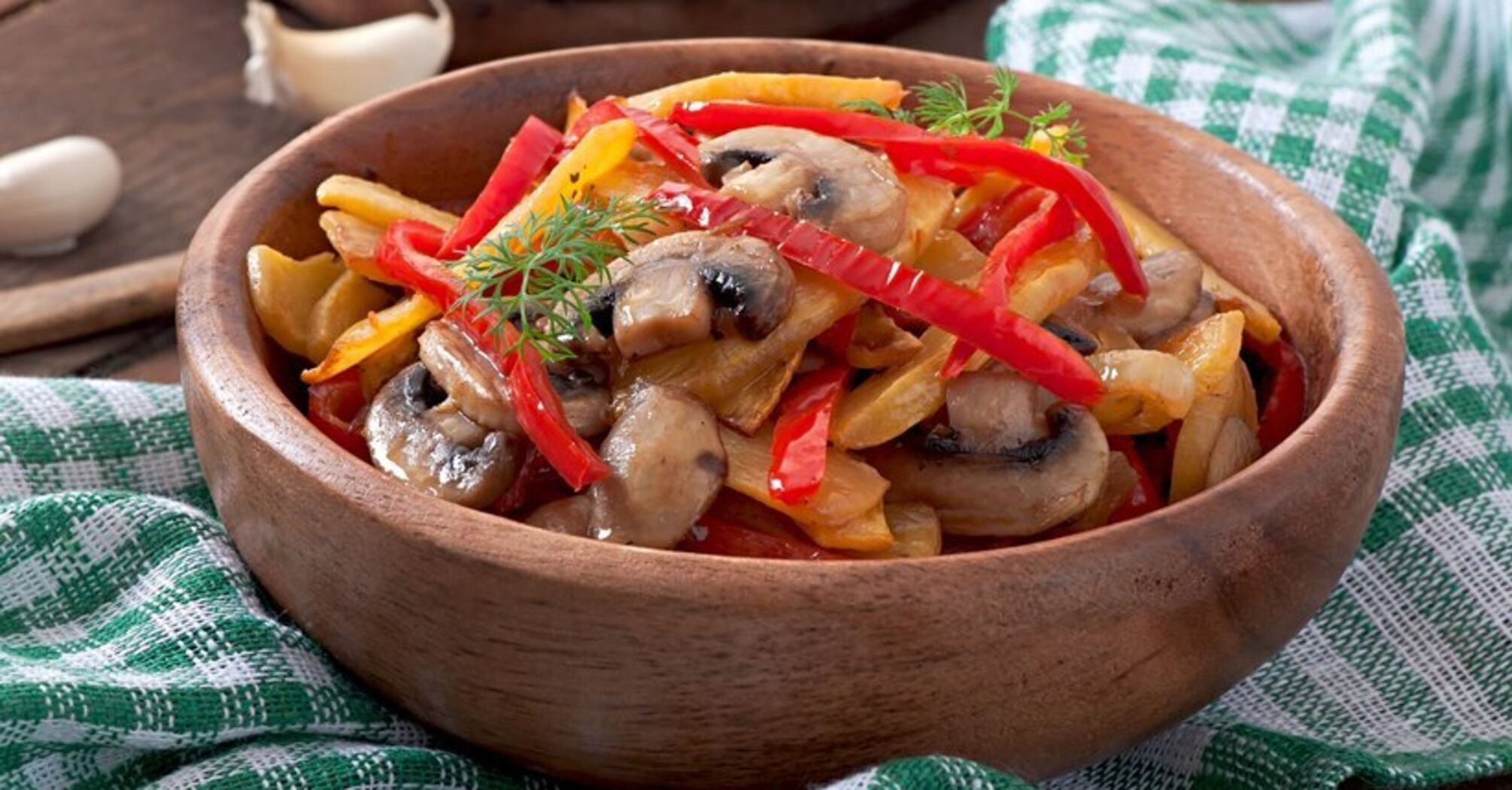 Marinated champignons with carrots and bell peppers: how to make a spicy appetizer for any occasion