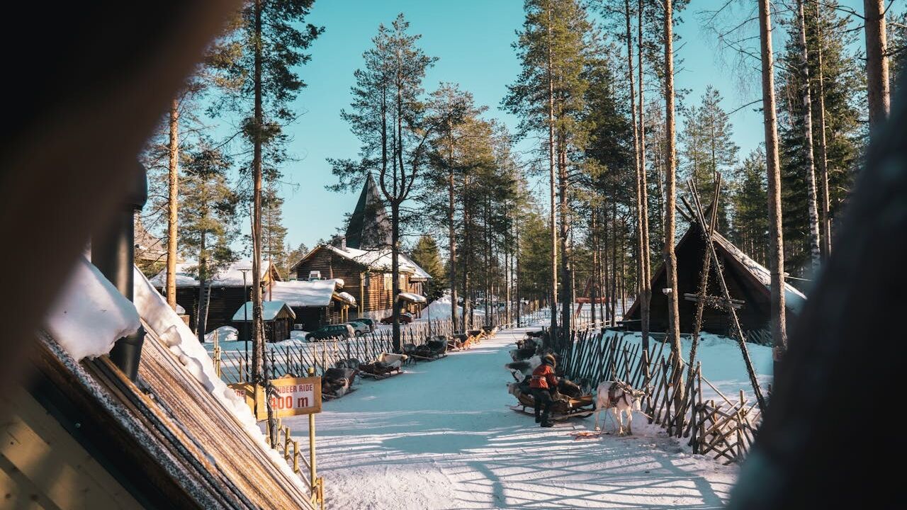 Gwarantowany śnieg i możliwa zorza polarna: gdzie spędzić niezapomniane Święta Bożego Narodzenia w Europie?