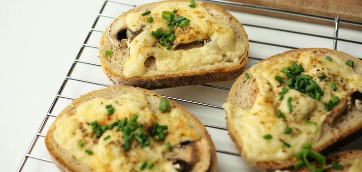 Quick and easy to prepare mushroom toast: a recipe for lazy housewives