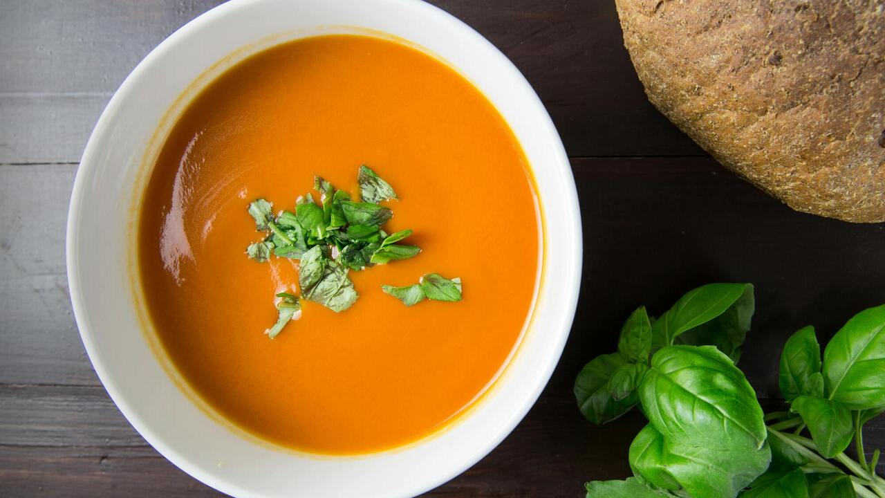Warming tomato cream soup: how to prepare the star of all fall dishes at home