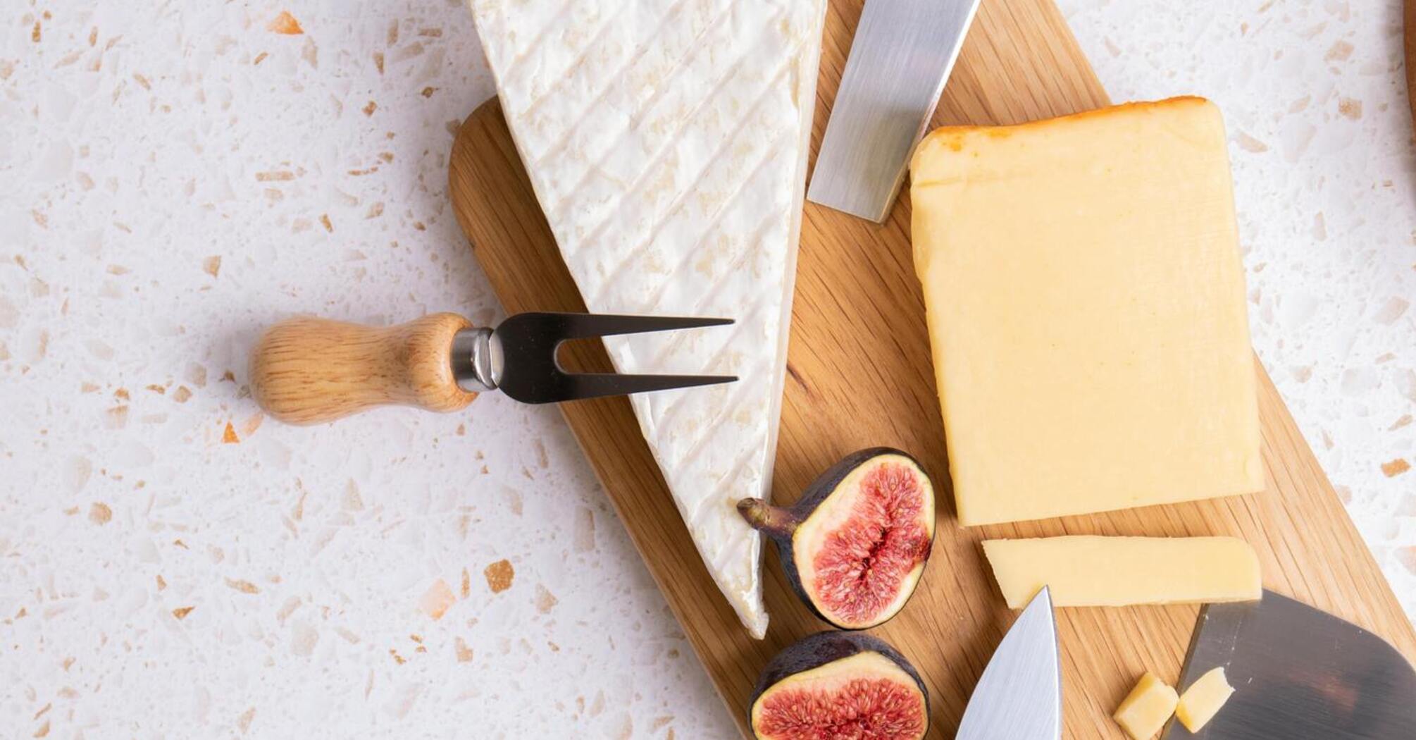 How to serve cheese on the New Year's table in an unusual way: two interesting options