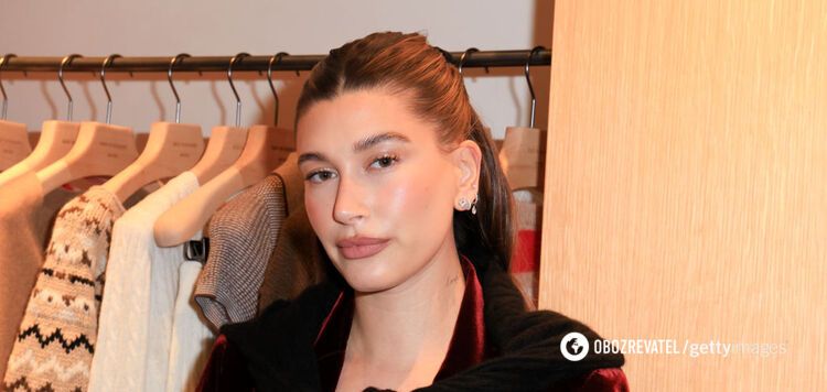 Hailey Bieber pokazała się w ultrakrótkiej sukience w modnym kolorze. Zdjęcie