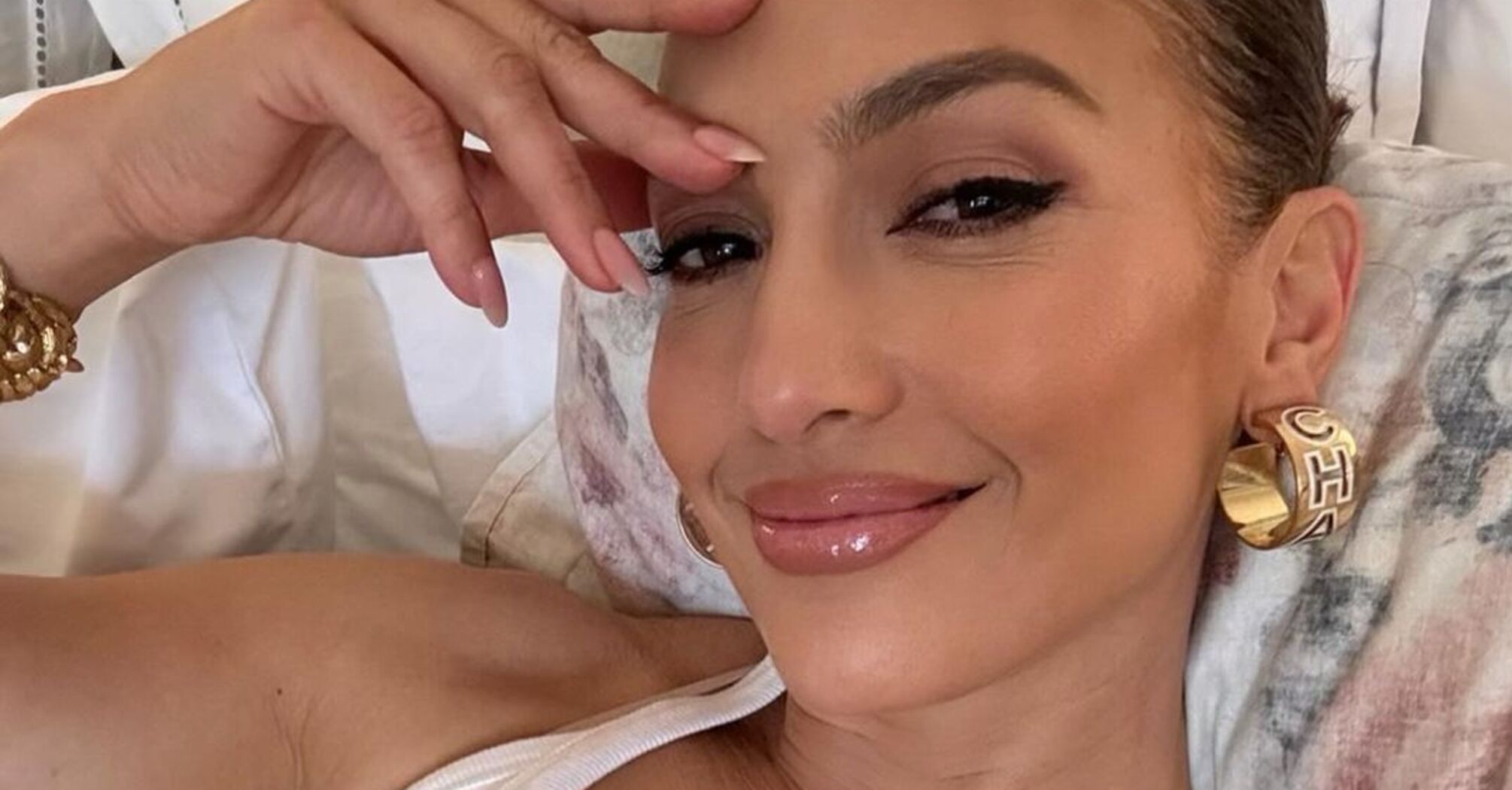 It never goes out of style: Jennifer Lopez showed a new version of the 'naked manicure'