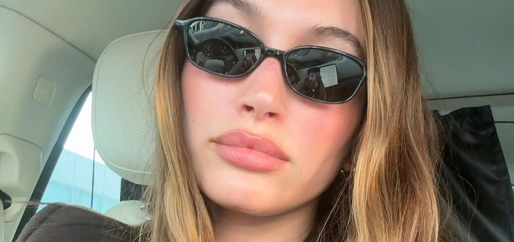 Efekt win-win: jak zrobić świąteczny manicure jak Hailey Bieber