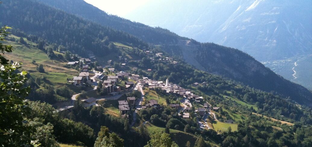 A fairy-tale village in the Alps pays to move there: what is the "trick"