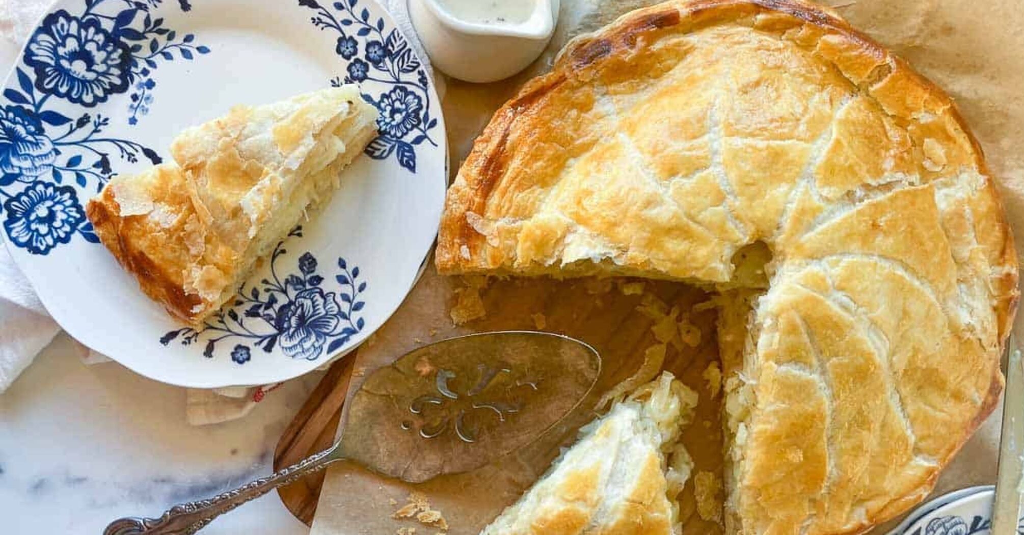 Puff pastry pie with cheese for a hearty lunch: you will need no more than 20 minutes