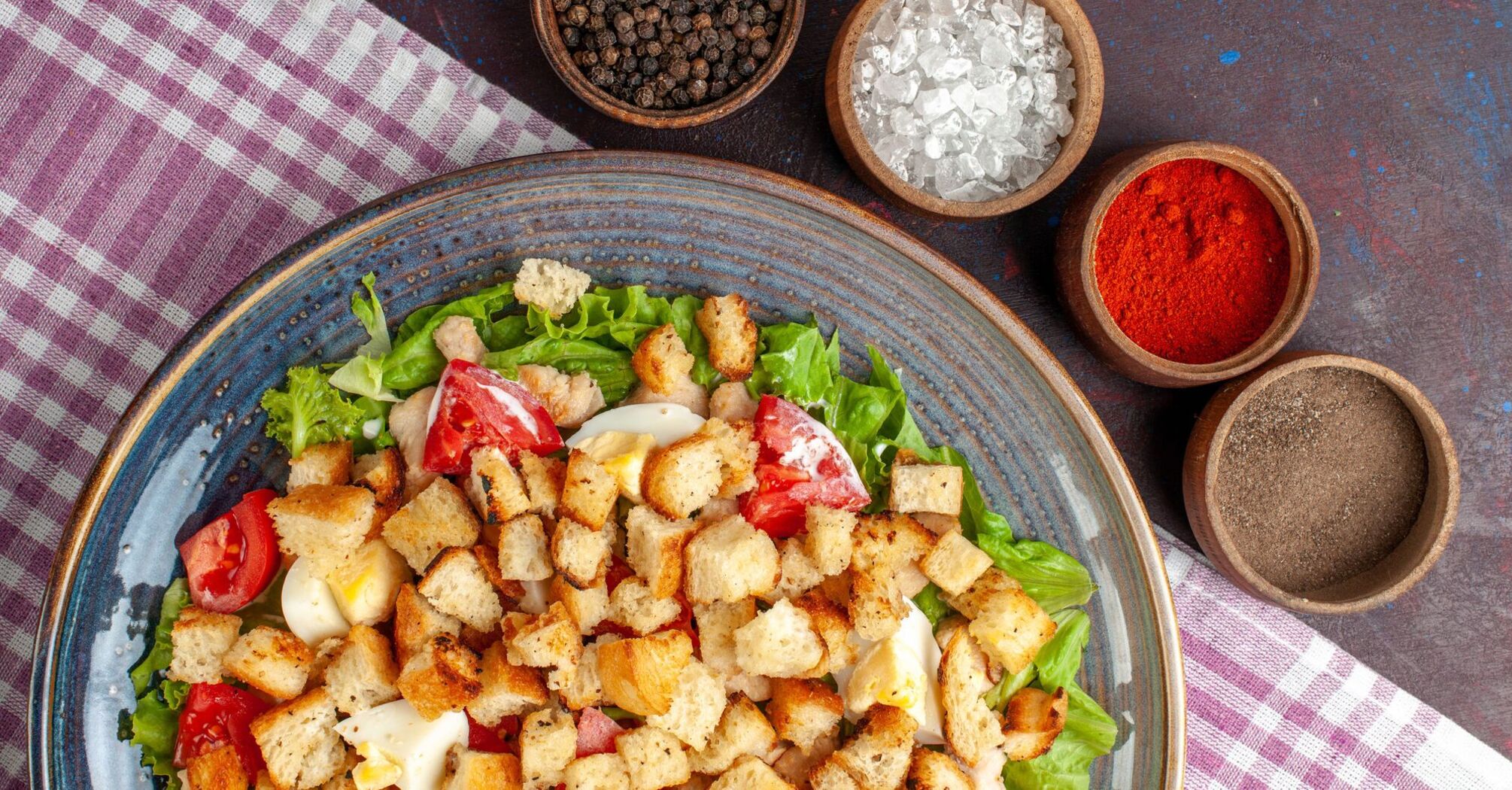 How to prepare spicy New Year's salad: be sure to add smoked chicken, peppers and croutons