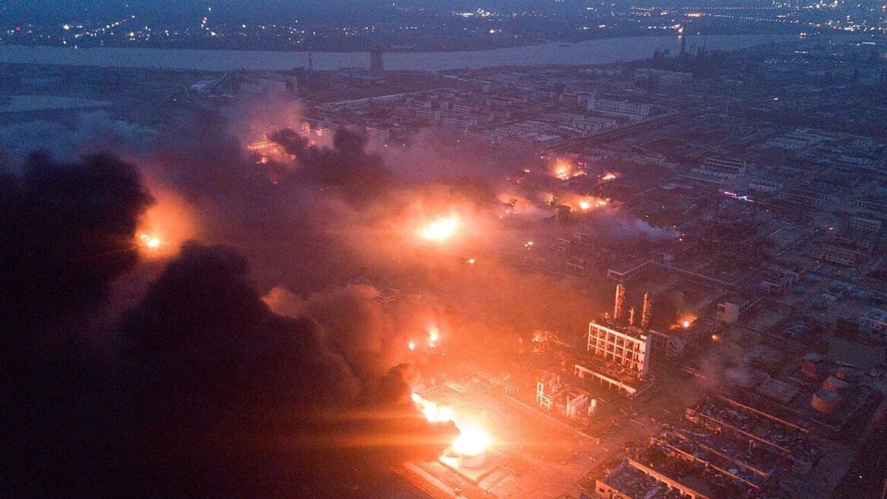Drones attacked an oil depot in the Russian city of Oryol: residents complained of powerful explosions. Photos and video