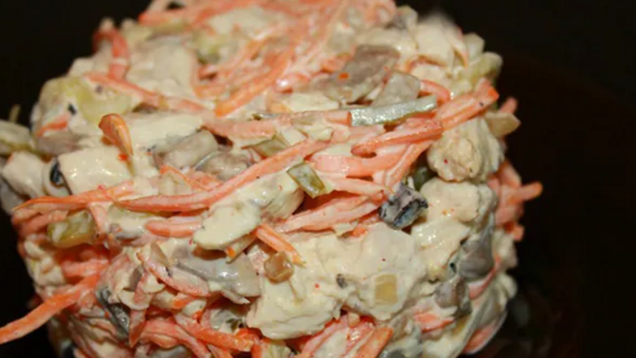 Spicy salad with chechil cheese and Korean-style carrots: an easy recipe