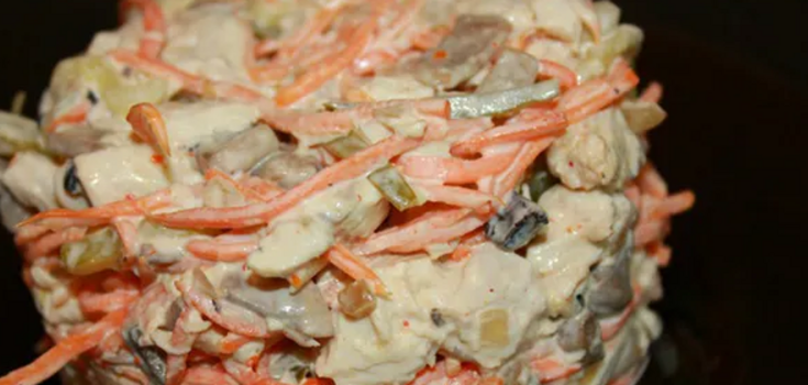 Spicy salad with chechil cheese and Korean-style carrots: an easy recipe