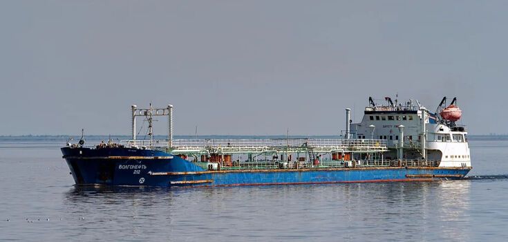 Two Russian Volgoneft tankers broke in half off the coast of Crimea, one person was killed. Video
