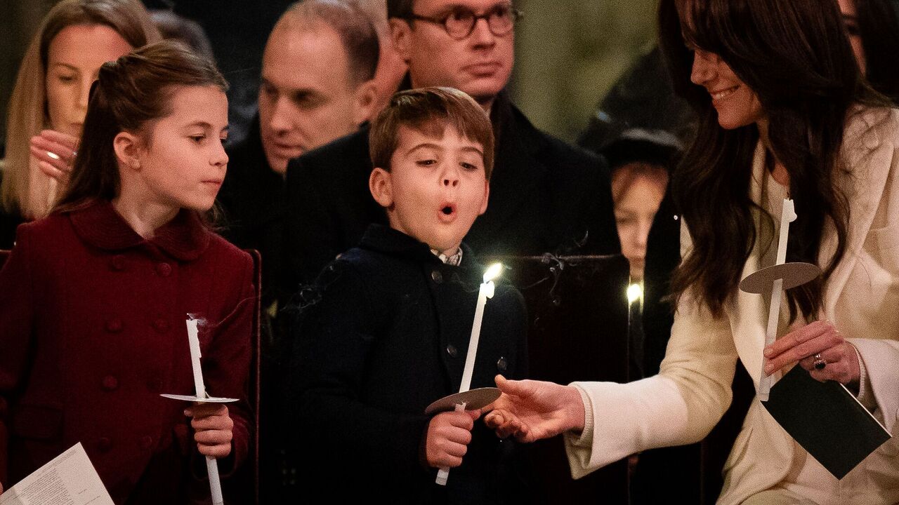 Książę Louis, lat 6, złamał królewską tradycję podczas koncertu kolęd. Zdjęcie