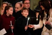 Książę Louis, lat 6, złamał królewską tradycję podczas koncertu kolęd. Zdjęcie