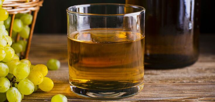 Świąteczny likier rodzynkowy: jak przygotować pyszny i świąteczny napój alkoholowy w domu