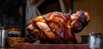 Pork knuckle in beer: how to surprise guests with a simple New Year's dish